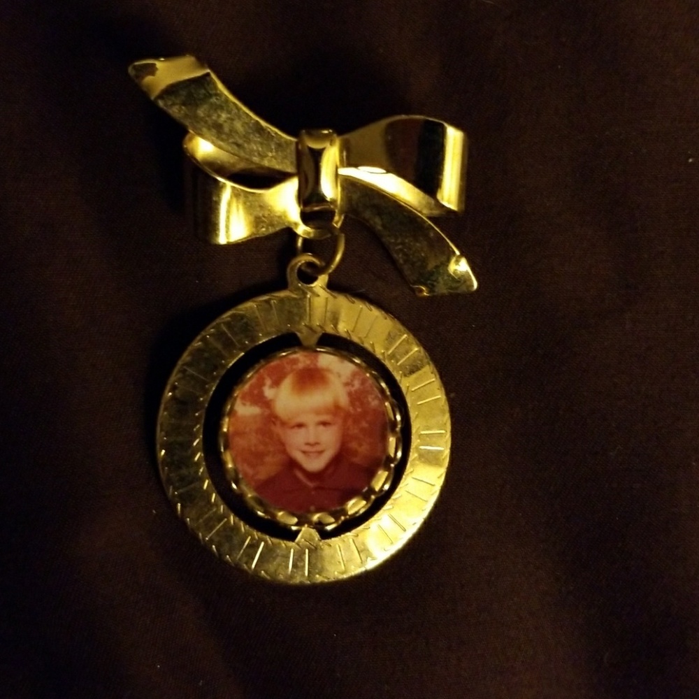 Vintage Picture Broche